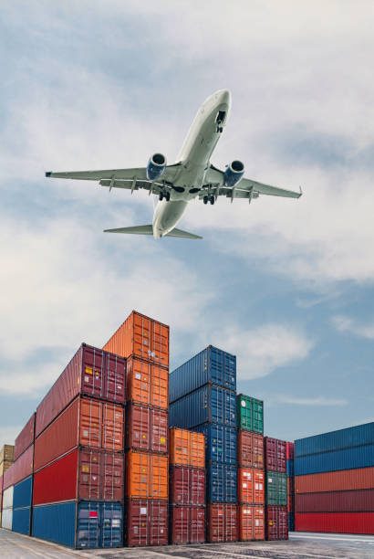 Avion cargo survolant un terminal à conteneurs