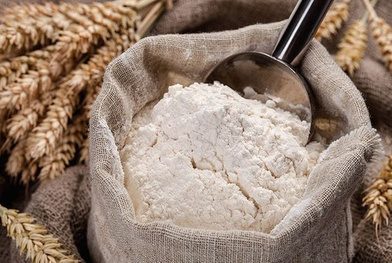 Farine de blé dans un sac de toile avec épis
