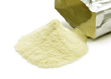 Lait en poudre versé depuis un sachet aluminium