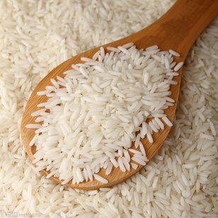 Riz blanc long grain sur une cuillère en bois