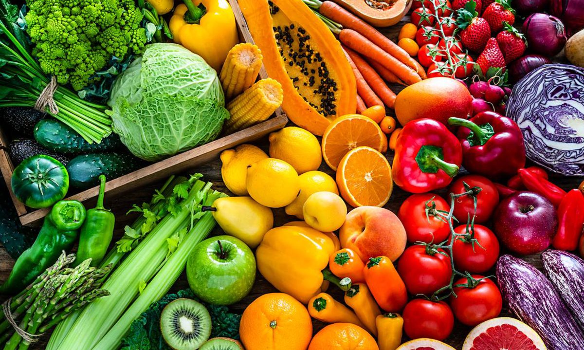 Étal coloré de fruits et légumes frais