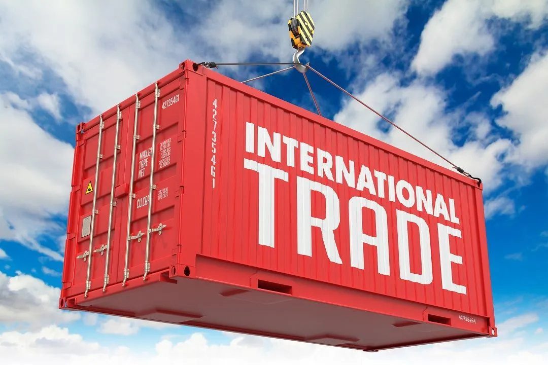 Conteneur rouge portant l'inscription International Trade