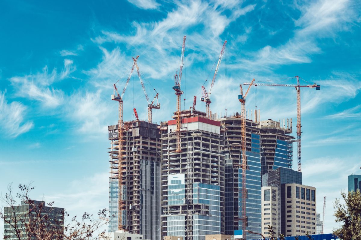 Grues et immeubles en construction sous un ciel bleu